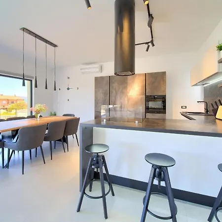 Villa House Lucija *