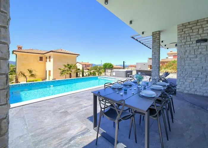 Vila House Lucija *