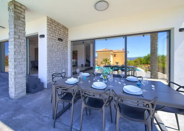 Vila House Lucija *