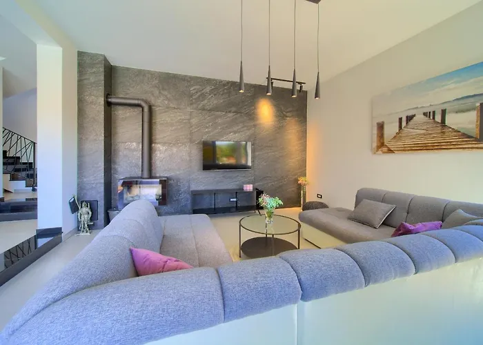 Vila House Lucija *